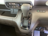 自然に手が届き、操作性の良いインパネシフトに、パーキングブレーキは、フットブレーキタイプなので、運転席と助手席の間はすっきりしています。