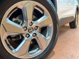 【純正18インチアルミホイール】外観にマッチした純正アルミホイールを装着しております。各種社外アルミホイールや、スタッドレスタイヤも取扱いしております。是非ご相談ください♪