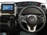運転にかかわる様々な操作を安全に行えるように視点移動が少なく、操作性に配慮されたスイッチ類が凝縮されたコクピットです。