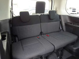 【後部座席】大人数でのお出かけに最適な3列シートは、ヒザ周りにも充分なスペースを確保しています。リラックスした雰囲気で目的地まで向かえます♪