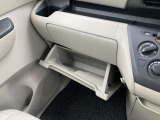 助手席下側には1つの収納があり使い勝手も良好です!