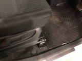 痛みの出やすい運転席シートの角、フロアマット、座面、ともに良好です