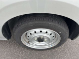 右前 タイヤの溝もまだまだございますので安心して乗っていただけます。