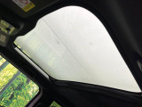 【ガラスルーフ】ガラスルーフ搭載で車内の解放感が一気にアップ!開放的なドライブをお楽しみいただけます。