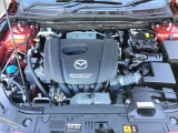 「SKYACTIV-G(ガソリン)」は、規格外の高圧縮を実現し、世界のエンジン技術者に驚きを与えました。さらに、それを維持したままノッキングの発生を抑え、熱効率を向上、走りにも寄与したエンジンです。