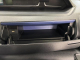 運転席側のインパネアッパーボックスは嬉しい収納!ここにもUSBソケットがついています!