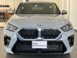 【BMWの伝統-1】BMWの特徴的な&ldquo;キドニーグリル&rdquo;は、80年以上続く伝統の形でございます。変わらないこだわりのデザインが、プレミアムブランド&ldquo;BMW&rdquo;を創り出します。