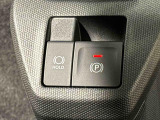 指先だけで簡単に操作が可能な電動パーキングブレーキを採用。「HOLD」スイッチを押すと、渋滞や信号待ちなどでブレーキペダルから足を離しても、ブレーキを保持するので安心です