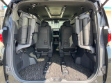 後席を格納すると、これだけの広さが!シーンに合わせたシートアレンジで、大きな荷物も積むことが出来ます♪
