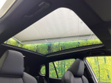 【パノラマルーフ】大型のガラスルーフ搭載で車内の解放感が一気にアップ!開放的なドライブをお楽しみいただけます。