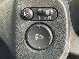 【電動格納ミラー】サイドミラーは電動格納式となっており、狭い駐車場でもキズがつくリスクを抑えられます。
