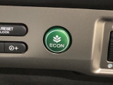 ECON モードをON にするとアクセルペダルの動きに対するエンジンの反応とエアコンの制御を切り換えることで、燃費のいい運転をするドライバーがペダルを踏んだ時と同じようにエンジンを制御します。