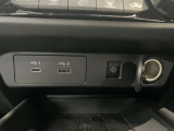 小物置きや、ワイヤレス充電、USB(タイプA,C)、シガーソケットが前席中央にあり、便利に使えます☆