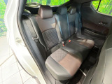 後部座席も気になるようなキズ・汚れやへたり等、大きなダメージはなく、良好な状態です。