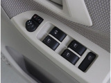 運転席ドア内側には、パワーウィンドースイッチが集約され、ドアミラーの調整スイッチも装備されております!1か所で簡単に窓ガラスやドアミラーの鏡の調整操作が可能です!