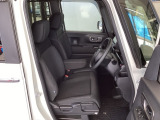 フロント広々、ベンチシートの運転席は、ハイトアジャスターが付いているので、快適にドライブができます。ハンドルはチルトステアリングで、ハンドル位置を上下に調節できます。