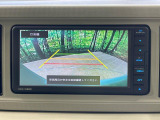 【バックカメラ】駐車時に後方がリアルタイム映像で確認できます。大型商業施設や立体駐車場での駐車時や、夜間のバック時に大活躍!運転スキルに関わらず、今や必須となった装備のひとつです!