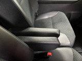 アームレストつきで長時間の運転も疲れにくいです♪