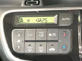 【オートエアコン】一度お好みの温度に設定すれば、車内の温度を検知し風量や温度を自動で調整。暑い&hellip;寒い&hellip;と何度もスイッチ操作をする必要はありません。快適な車内空間には必須の機能ですね♪