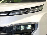 【三眼LEDヘッドライト】スタイリッシュな見た目の三眼LEDヘッドライトを装備♪スタイルだけでなく、夜間の走行も視界良好で安心してお乗りいただけます。