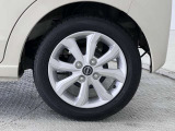 【純正アルミホイール】オシャレな純正アルミホイール付きですので見た目がカッコイイですよ♪