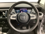 オーディオのチャンネル変更やボリュームなどの操作スイッチの他にレフトセレクターホイールがついています。中央部を指先で上下に動かすことで、マルチインフォメーション・ディスプレイの各表示が確認できます。