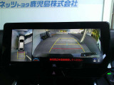 パノラミックビューモニター付きで車両を上から見たような映像をディスプレイオーディオ画面に表示