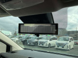 後方視界をクリアに映し出してくれるスマートルームミラー。