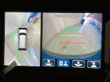 パノラミックビューモニター付きです。車両を上から見たような映像をディスプレイオーディオ画面に表示。運転席からの目視だけでは見にくい、車両周辺の状況をリアルタイムでしっかり確認できます。