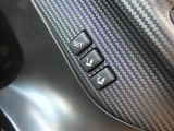 運転席はシートメモリー機能が付いているので、自分以外の人がシートを動かしても、ボタン一つでセットした位置に戻せます。