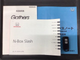 スマートキーは鍵をバッグに入れたままでもドアロックの開閉やエンジンのON・OFFができます。夜間や雨の日も鍵を探さなくて良いので便利です。