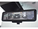 インテリジェントルームミラー搭載で、車の後方に設置されたカメラ映像を映し出してシートバックやヘッドレスト、同乗者に視界が遮られることがなく視認性が非常に良いです
