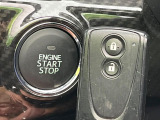 【キーフリーシステム】カバンやポケットに入れたままでもドアの施錠・解錠が可能なスマートキーを装備。エンジンのオン・オフ時もカギを取り出す必要が無いからとっても便利です♪
