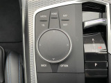 【シフトスイッチ】これまであったシフトノブを廃し、プッシュ式とスイッチ式のギアセレクターへと変更されたことにより、よ余計なものをなくし、よりドライブへ集中できるよう設計されております。