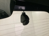 後方にもドライブレコーダーのカメラが付いています。前後両方でお車の周りを監視・記録いたします。