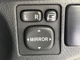 【電動格納ミラー】サイドミラーは電動格納式となっており、狭い駐車場でもキズがつくリスクを抑えられます。