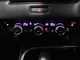 オートエアコンは左右席で独立温度コントロールが可能です。シートヒーター付きで、冷えた車内でもスイッチを押せば数秒でシートがあたたかくなります。
