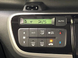 【オートエアコン】一度お好みの温度に設定すれば、車内の温度を検知し風量や温度を自動で調整。暑い&hellip;寒い&hellip;と何度もスイッチ操作をする必要はありません。快適な車内空間には必須の機能ですね♪