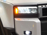 【LEDヘッドライト】悪天候や夜間走行時も良好な視界を確保し安心して運転できる高輝度LEDヘッドライトを装備!点灯速度が早く、消費電力も抑えられています。