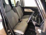 運転席の座面高さを調整できるシートリフターが付いています。フロントシートはベンチシートを採用で、座面も広く使い勝手もいいですよ♪