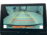 こちらのバックカメラは画面にラインが表示されておりますので、バック時のクルマの進行方向の目安になります。より高いレベルで車庫入れをサポートする、便利な機能ですね。