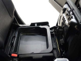 助手席下にも収納がございます!