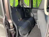 後部座席も気になるようなキズ・汚れやへたり等、大きなダメージはなく、良好な状態です。