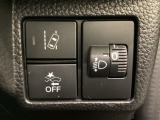 ハンドルの右側にはヘッドライトレベライザーと路外逸脱抑制機能のオンオフスイッチなどがついています。ヘッドライトレベライザーは道路状況や積荷の加重に応じてライトの高さを調節できます。