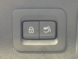 【パワーバックドア】スマートキーや運転席のボタンを押すだけでリアゲートが自動で開閉します!荷物を持っている時や、高い位置にあるバックドアを閉める際に便利な機能です♪