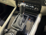 アクセルペダルを踏み込む量や速さに応じて変速パターンを最適制御し、人馬一体の運転感覚を発揮してくれる6速オートマ!