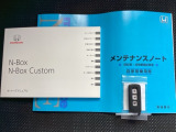 メンテナンスノート【点検整備記録簿・保証書】、取説も揃っています。スマートキーはバッグなどにしまったままボタン操作でエンジンの始動・停止ができて大変便利です