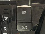 【オートブレーキホールド】信号待ちや渋滞で停車時にブレーキから足を離しても、停止状態を保持してくれます。前進するときはアクセルを踏めば自動で解除されるので安心♪街乗り運転が楽になります♪