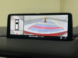 狭い場所での駐車やすれ違いなどでより的確な運転操作に役立つ360&deg;ビューモニターが装備されています。
