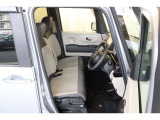 操作性に優れた運転席となります!小物入れや各ボタンの配置にこだわり、使いやすいです!座り心地もよく視認性も良好なのでロングドライブもお任せ下さい!